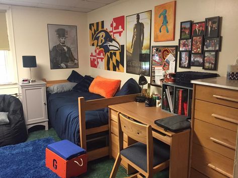 Easy Ways to Make a Guy’s Dorm Room Look Great in 2019 Male Dorm Room Ideas, Guy Dorm, Guy Dorm Rooms, Boys Dorm Room, Mens Room Decor, College Bedroom Apartment, Dorm Room Posters, Dorm Room Wall Decor, Cool Room Decor