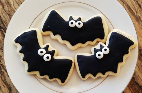 Halloween Bat Sugar Cookies Decorated, Bat Cookies Decorated, Summerween Activities, Biscotti Halloween, Halloween Decorated Cookies, Halloween Bat Cookies, Gingerbread Halloween, Halloween Bakery, Halloween Cookie Designs