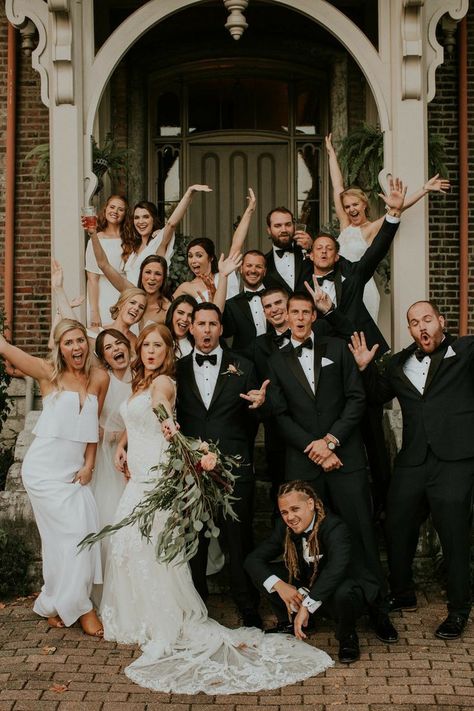 Wedding Group Poses, Bridal Party Photo Ideas, Party Photo Ideas, Wedding Group Photos, Bridesmaid Poses, Bridesmaid Photoshoot, Bridal Parties Pictures, Wedding Portrait Poses, Wedding Dress Gallery