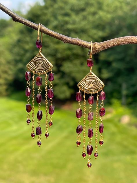 Earring Frame, Boho Chic Earrings, Crystal Hoop Earrings, Chic Earrings, Earrings Inspiration, Handmade Wire Jewelry, Homemade Jewelry, Red Earrings, Gold Brass