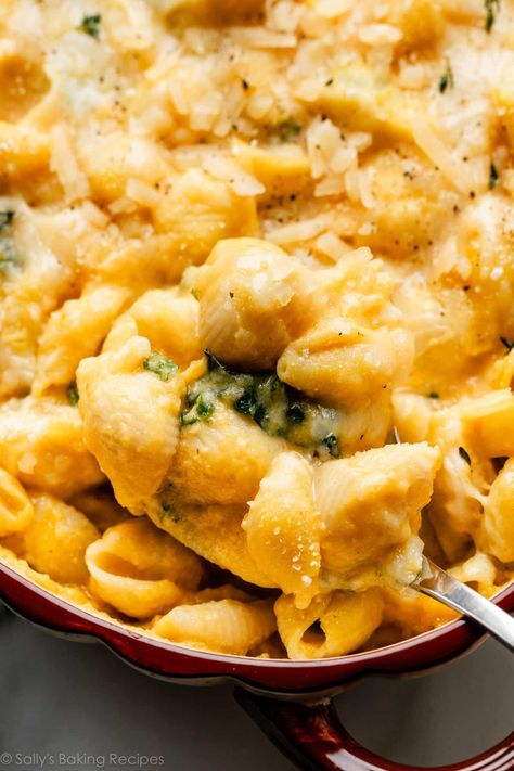 Extra creamy butternut squash mac and cheese is your answer to a satisfying fall and winter weeknight meal. This wholesome & satisfying dinner recipe is meat-free, full of flavor, and makes excellent leftovers! I love using Gruyère cheese and shell-shaped pasta (conchiglie). Recipe on sallysbakingaddiction.com Butternut Squash Mac And Cheese Recipe, Squash Mac And Cheese, Butternut Squash Mac, Healthy Butternut Squash, Shaped Pasta, Butternut Squash Sauce, Butternut Squash Mac And Cheese, Cream Sauce Pasta, Creamy Butternut Squash