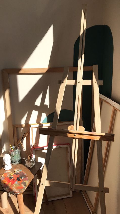 #studio #art #easel Art On Easel, Easel In Living Room, Easel In Bedroom, Art Easel Aesthetic, Easel Aesthetic, Painting Room Aesthetic, Alien Painting, Studio Easel, Photography Assignments