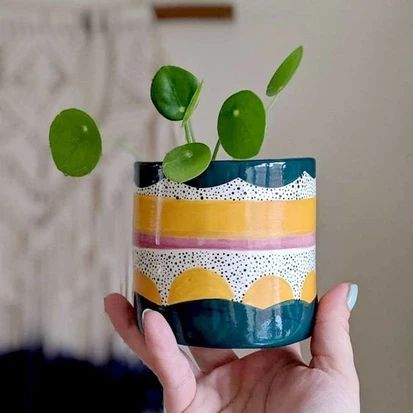 Diy Keramik, Painted Planter, Hand Painted Planter, Diy Pottery Painting, Plant Pot Diy, Painted Pots Diy, Painted Plant Pots, Paint Your Own Pottery, Cerámica Ideas