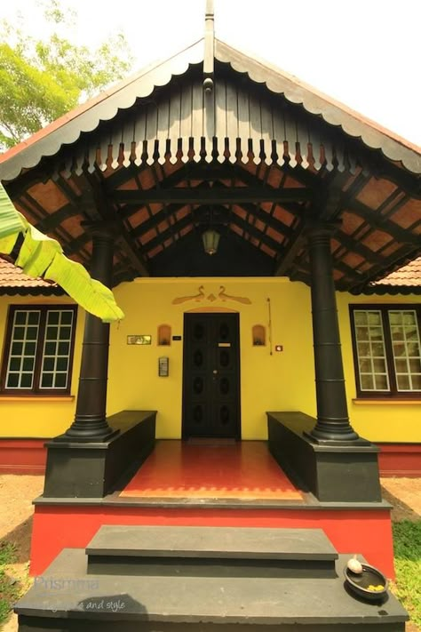 Pillar Entryway, Duplex Elevation, Architecture Arches, Entrance Architecture, Chettinad House, Kerala Traditional House, Indian Houses, Kerala Architecture, Kerala House