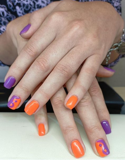 Ying Yang Neon Orange & Purple colour nails 💅 Purple Black Orange Nails, Purple And Orange Nails Acrylic, Neon Ying Yang, Orange And Purple Nail Designs, Nails Purple And Orange, Purple And Orange Nail Designs, Orange Purple Nails, Purple Orange Nails, Gel Nails Orange