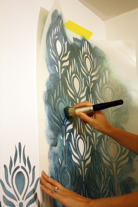 Tutorial: how to stencil walls, tips and tricks for wall stenciling Geometric Wall Stencil, Peacock Wall Decor, Mural Stencil, Wall Stencil Patterns, Peacock Wall Art, Stencil Painting On Walls, Interior Wall Paint, Wall Murals Painted, Stencil Furniture