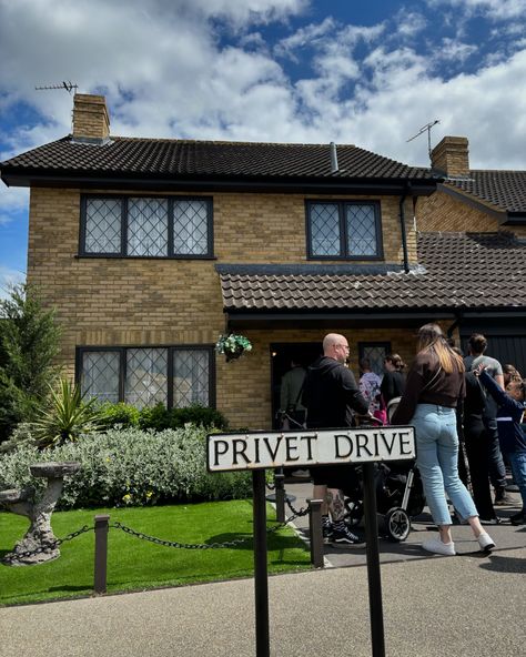 finally got my letter ⚯͛ Leavesden Studios, Harry Potter Aesthetic Hogwarts, Travel Aesthetic London, Study Abroad Aesthetic, Harry Potter Studios London, Euro Summer Aesthetic, Aesthetic Hogwarts, Euro Summer Outfit, Abroad Aesthetic