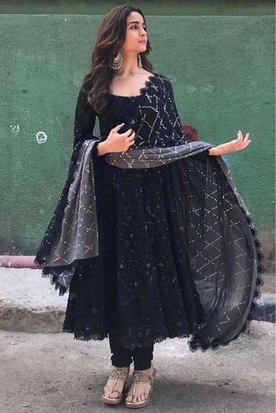 भारतीय दुल्हन संबंधी, डिजाइनर कपड़े, Designer Anarkali Dresses, Indian Designer Suits, Long Dress Design, Salwar Kamiz, Indian Dresses Traditional, Traditional Indian Outfits, Trendy Dress Outfits