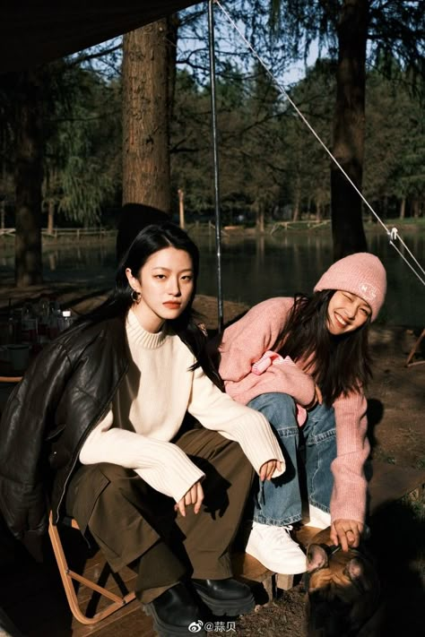 Group Pic Ideas, Camping Photoshoot, Solo Hiking, Sibling Pictures, Sisters Photoshoot Poses, Sisters Photoshoot, Camping Aesthetic, Wig Hat, Shoes Outfit Fashion