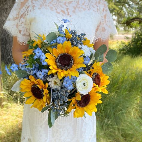 Sunflower And Turquoise Bouquet, Sunflower Bridesmaid, Sunflower Bridesmaid Bouquet, Fall Flower Wedding Bouquets, Country Wedding Bouquets, Cats Wedding, Small Bridesmaid Bouquets, White Cosmos, Country Wedding Flowers