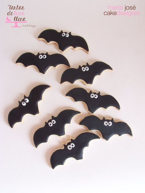 Galletas decoradas / decorated cookies Halloween 2014 www.tartasdelunallena.blogspot.com maria jose cake designer Decorated Cookies Halloween, Cupcakes Para Halloween, Halloween Bat Cookies, Halloween Icing, Coconut Cupcake Recipes, Vampirina Party, Coconut Cupcake, Cupcakes For Halloween, Halloween Sugar Cookies Decorated