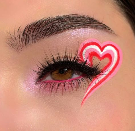 Valentine's day makeup ❤️❤️ Cute Heart Makeup Looks, Valentines Makeup Ideas For School, Cute Eyeliner Designs, Valentine's Eye Makeup, Heart Graphic Liner, Valentines Graphic Liner, Heart Eye Makeup Look, Cute Valentine’s Day Eye Makeup, Heart Make Up