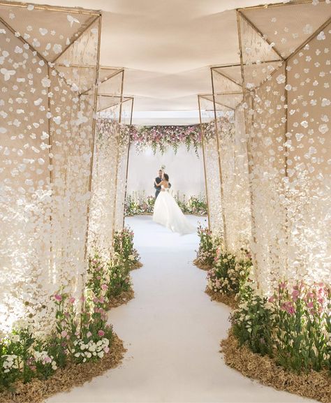 Large Wedding Decorations, Bed Of Flowers, Wedding Room Decorations, Smith Wedding, Simple Wedding Decorations, Dubai World, Arch Decoration, Floating Bed, Large Wedding