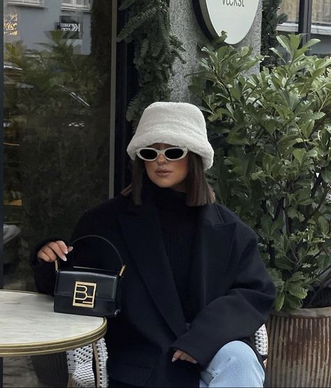 White Fuzzy Hat Outfit, Fluffy Bucket Hat Outfit, Fur Bucket Hat Outfit, Bucket Hat Outfit Winter, Bucket Hat Street Style, Hat Outfit Winter, Europe Winter Outfits, Matcha Aesthetic, Bucket Hat Winter