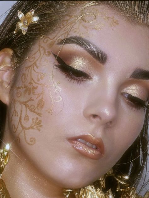 Summer Goddess Makeup, Gold And White Makeup Looks, Greek Inspired Makeup, Gold Fantasy Makeup, Gold Fairy Makeup, Gold Makeup Aesthetic, Gold Face Makeup, Greek God Makeup, Gold And White Makeup