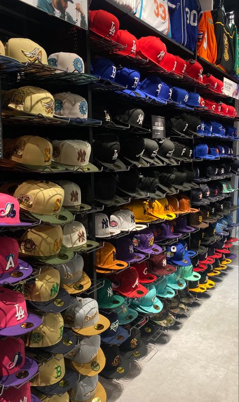 Snapback Aesthetic, Fitted Hats Aesthetic, Nyc Hat, Cool Football Boots, Mens Accessories Vintage, Custom Fitted Hats, Cap Store, Swag Hats, Streetwear Hats