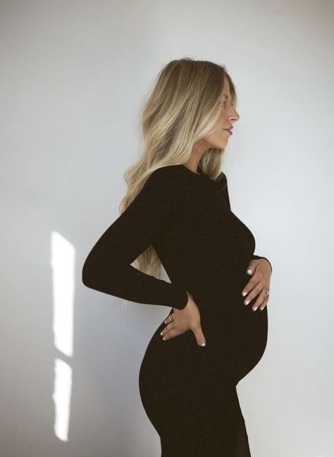 19 Weeks Pregnant Belly, Black Dress Maternity Pictures, Black Maternity Pictures, 19 Weeks Pregnant, Maternity Capsule Wardrobe, Baby Sweats, Cute Pregnancy Pictures, Maternity Photo Outfits, Trendy Maternity Outfits