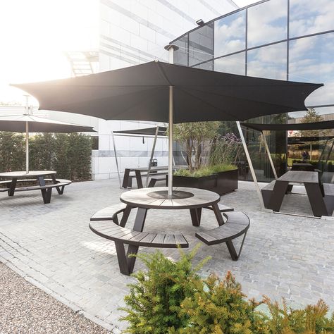 Cafe Outdoor Seating Ideas, Outdoor Eating Spaces, Round Picnic Table, Coffee House Design, Restaurants Outdoor Seating, Outdoor Eating Area, Umbrella Table, Lunch Places, Outdoor Lunch