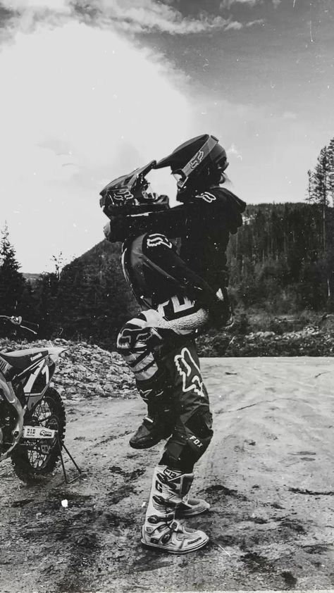 Poses With Dirt Bike, Motocross Photoshoot, Dirt Bike Couple Pictures, Biker Couple Photography, Dirt Bike Photoshoot, Motocross Aesthetic, Dirt Bike Aesthetic, Bike Couples Photography, Dirt Bike Pictures