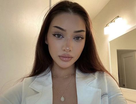 Blowout Hair, Pretty Skin, Kiss Makeup, Glossy Lips, Lip Plumper, Makeup Addict, Aesthetic Girl, Makeup Lover, Get The Look