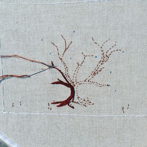 Stumpwork Embroidery Orange Tree. ☑️ TIP: When embroidering a tree, you want the branches to be much finer than the tree trunk. There are two ways you can achieve this. You may like to try both methods together, as I will do with my tree. ☑️ TIP: I am using stem stitch for the tree bark and branches. On the trunk, the stem stitch is made with tiny stitches to make the appearance of gnarled bark. On the tree roots and branches, I make my stem stitches slightly longer, i.e. small stem sti... Embroidery Heart Pattern, Kazuko Aoki, Embroidery Tree, Embroidery Christmas Gifts, Stumpwork Embroidery, Embroidered Tree, Machine Embroidery Tutorials, Stem Stitch, Etsy Embroidery