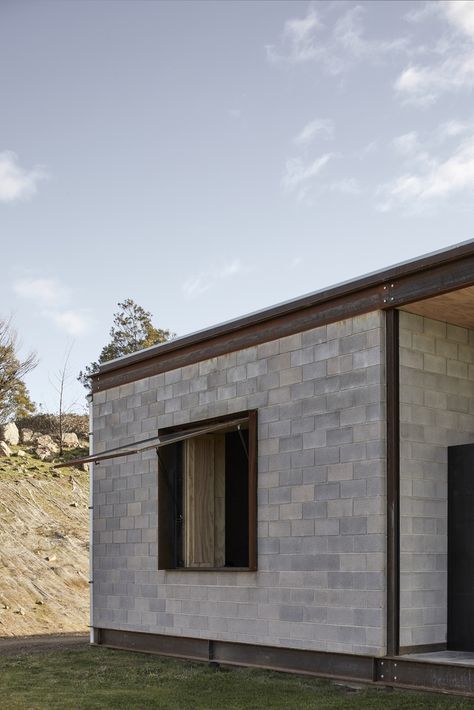 https://www.archdaily.com/976888/mansfield-house-robbie-walker/620b6c6b0af30559045fa5ea-mansfield-house-robbie-walker-photo?next_project=no Mansfield House, Off Grid House, Glass Cabin, Australian Architecture, Unique Buildings, Modern Cabin, Australian Homes, Concrete Blocks, House Built