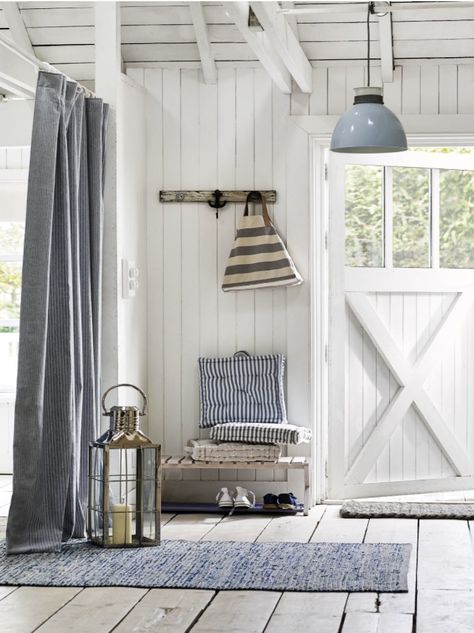 Seaside Cottage Interior, Summer House Interiors, Nantucket Style Homes, Nautical Interior, Beach House Interior Design, Seaside House, Beach Cabin, Cottage Interior, Style Cottage