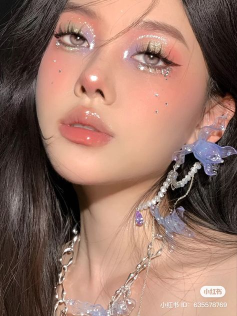 Makeup Look To Recreate, Douyin Makeup Fairy, Fairy Douyin Makeup, Mermaid Makeup Aesthetic, Fantasy Eyeshadow, Maquillaje Douyin, Rapunzel Makeup, Makeup Up Close, Makeup With Rhinestones