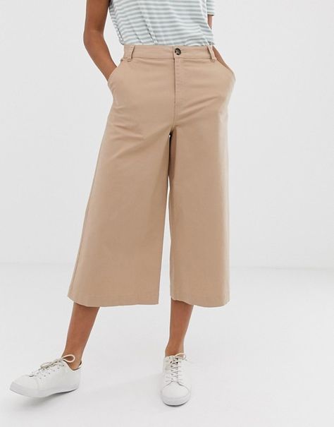 ASOS DESIGN | ASOS DESIGN casual culotte in twill Cream Capri Pants Outfits, Ootd Knitwear, Culotte Outfit, Capri Pants Outfits, Culottes Outfit, Leather Culottes, Jumpsuits Casual, Flair Pants, Linen Pants Outfit