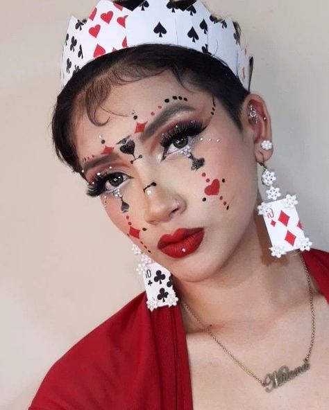 Queen Of Hearts Face Paint, Playing Cards Makeup, Playing Card Makeup, Casino Makeup, Red Queen Makeup, Queen Of Hearts Halloween Costume, Queen Of Hearts Halloween, Queen Of Hearts Makeup, Alice In Wonderland Tea Party Birthday