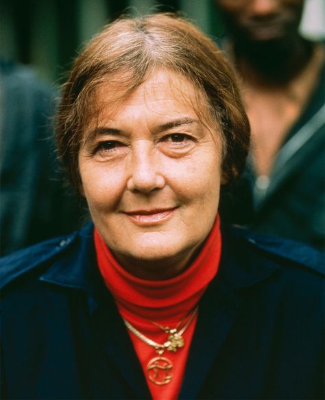 Dian Fossey | Biography, Research ... Gorilla Family, Gorillas In The Mist, Mountain Gorillas, Dian Fossey, Fabulous Women, Lady Face, Animal Activist, Jane Goodall, David Attenborough