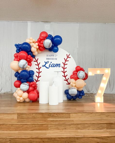 Baseball theme birthday party 🥳 Kids parties have so many fun themes to choose from! Whether the theme is sports, cartoons, a current trend, or anything in between we can customize your backdrop. To start you order fill out our inquiry form on our website or send us an email at info@luxanballoons.com 3rd Birthday Party Baseball, Baseball Party Backdrop Ideas, Baseball Birthday Backdrop, Kids Baseball Birthday Party, First Birthday Boy Themes Ideas, Baseball Party Backdrop, La Dodgers Birthday Party, Dodger Party, Dodgers Birthday Party