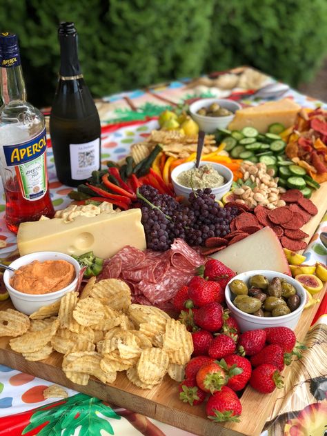 Pool Party Charcuterie Board Ideas, Charcuterie Board Pool Party, Pool Side Charcuterie Board, Wine Pool Party, Wine And Cheese Picnic Ideas, Charcuterie Picnic, Grazing Food, Summer Food Party, Wine And Cheese Party