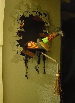 Info to create "witch crash" Halloween Bricolage, Porta Halloween, Halloween Decor Diy, Image Halloween, Casa Halloween, Halloween Witch Decorations, Diy Halloween Decor, Witch Diy, Adornos Halloween