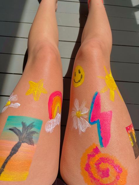 Painting Leg Ideas, Preppy Leg Painting, Painting Legs Summer, Paint On Legs Ideas, Leg Painting Aesthetic, Leg Painting Easy, Summer Leg Painting Ideas, Leg Paint Ideas, Leg Painting Body Art