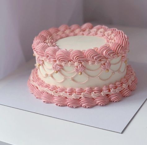 made by aprilsbakerlondon on ig :) Vintage Heart Cake, Bolo Vintage, Vintage Birthday Cakes, Mini Torte, Pretty Cake, Pastel Cakes, Pink Birthday Cakes, Simple Cake Designs, Mini Cakes Birthday