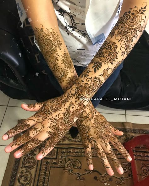 Bridal Henna Arabic, Gulf Henna Design, Arab Wedding Henna, Henna Designs Traditional, Mehndi Hands, Wedding Henna Designs, Henna Day, Mehedi Design, Henna Designs Wrist