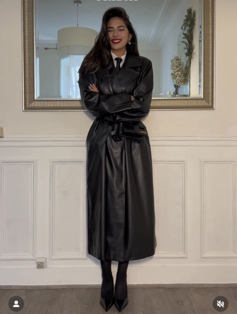 90s Long Leather Jacket Outfit, Black Trench Coat Photoshoot, Leder Trenchcoat Outfit, Topcoat Women's Outfit, Oppenheimer Outfit Women, Trench Coat Dress Outfit, Long Black Leather Jacket Outfit, Concert Outfit Cold Weather, Winter Coats Women Classy