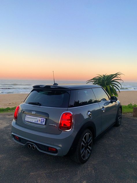 Car Mini Aesthetic, Mini Cooper Videos, Mini Copper Aesthetics, Small Car Aesthetic, Car Aesthetic Exterior, Aesthetic Mini Cooper, Grey Mini Cooper, Mini Cooper Aesthetic, Car Mini Cooper