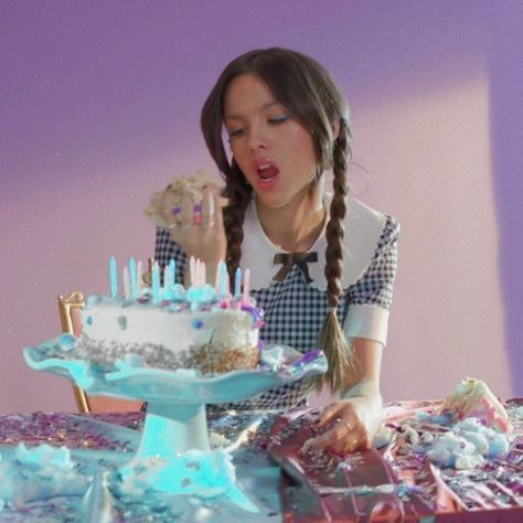 Sour Photoshoot, Pfp Olivia Rodrigo, Olivia Rodrigo Pfp, Aesthetic Olivia Rodrigo, Guts Olivia Rodrigo, Pfp Purple, Olivia Rodrigo Icon, Olivia + Core + Aesthetic, Mexican Girl