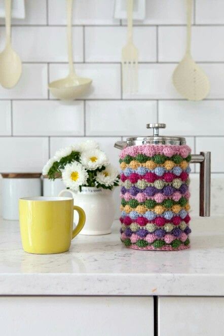 Crochet French Press Cozy Free Pattern, French Press Cozy Crochet Pattern, Crochet French Press Cozy, Mug Cover Crochet, Bunkie Ideas, Coffee Maker Cover, French Press Cozy, Tea Cosy Crochet, Coffee Geek