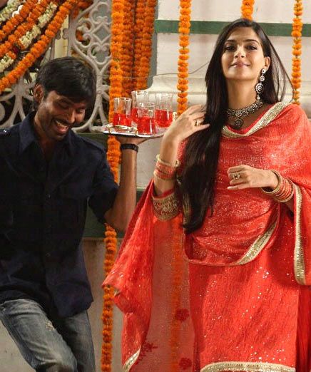 Dhanush and Sonam Kapoor in Raanjhanaa #Bollywood #Fashion Delhi 6, Bollywood Posters, India People, Vintage Bollywood, Sonam Kapoor, A Love Story, Bollywood Movie, Indian Attire, Brown Girl