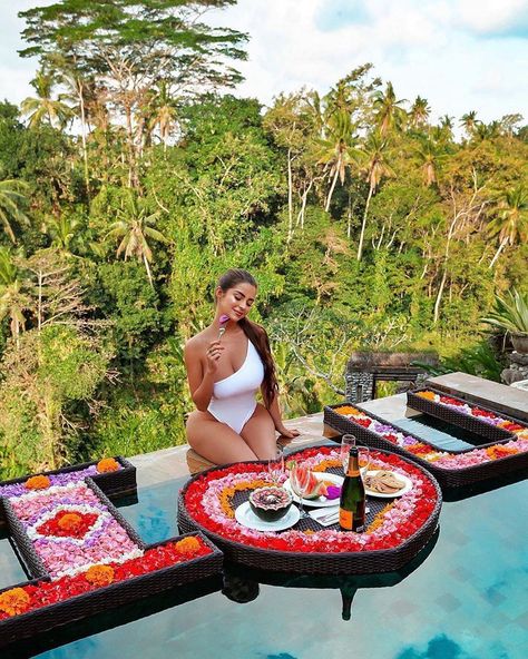 Flower floating breakfast at the Villa Cella Bella AirBnb in Ubud, Bali, Indonesia 🇮🇩 #UncommonHotels 📷 @demirosemawby @villacellabella Flower Pool, Bali Honeymoon, Demi Rose Mawby, Bali Body, Bali Island, Demi Rose, Rose Images, Rose Pictures, Bali Travel