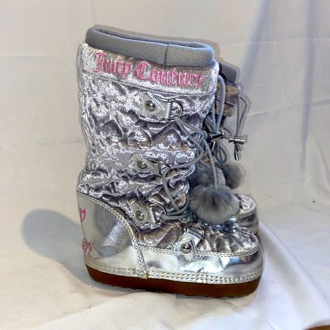 Juicy Couture Moon Boots! Juicy Couture Uggs, Thrifting Wishlist, One Two Buckle My Shoe, Juicy Couture Boots, Juicy Couture Clothes, Buckle My Shoe, Juicy Couture Shoes, 00s Fashion, Earthy Outfits