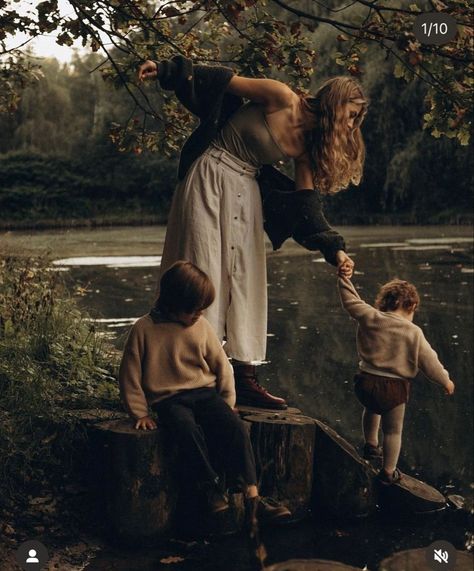 Mom Daughter Photography, Boho Mom, Photography Outfits, Fall Family Photo Outfits, Newborn Family Photos, Family Story, Family Photoshoot Outfits, Fashion Photography Poses, Fall Family Photos