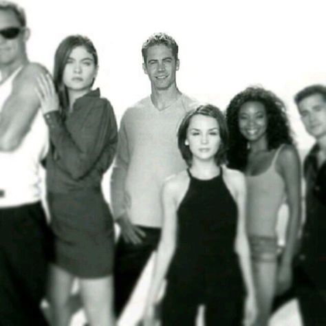 Paul with "Shes All That" cast Shes All That Aesthetic, Shes All That Movie, She's All That Movie, Early 2000s Movies, Paul Walker Family, Paul Walker Movies, 1990s Films, Freddie Prinze, Film Journal