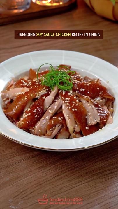 Hainanese Chicken Rice, Chicken Sauce Recipes, Soy Sauce Chicken, Cantonese Food, Hainanese Chicken, Cantonese Cuisine, Rice Cooker Recipes, Ayam Bakar, Sauce Chicken