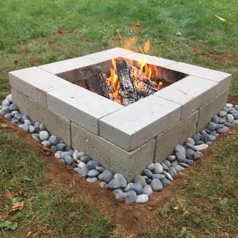 Outdoor Fire Pit Designs, Fire Pit Landscaping, Cinder Blocks, Backyard Fireplace, Diy Backyard Landscaping, Backyard Diy Projects, Backyard Fire, Outdoor Decor Backyard, Deck Garden