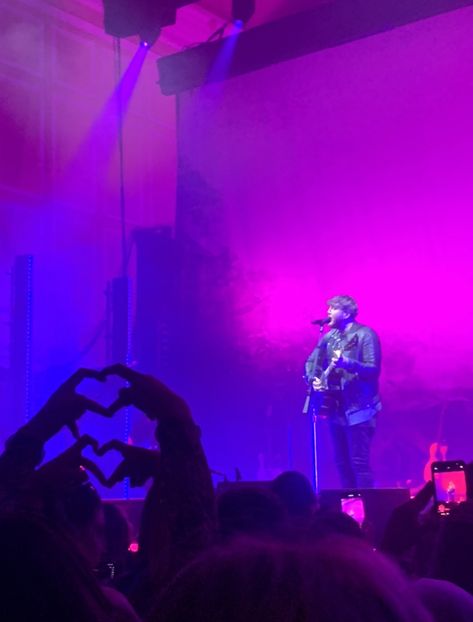 James arthur singing James Arthur Concert Outfit, James Arthur Aesthetic, James Arthur Concert, James Author, Drake Photos, Blue Aesthetic Dark, James Arthur, Photo Recreation, Dream Concert