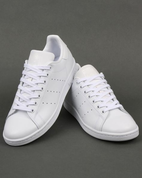 We take a look at 4 retro style tennis trainers from the 80s including legendary McEnroe court styles like the Nike Wimbledon trainer. David Beckham Style Outfits, Adidas White Shoes, Famous Nails, Adidas White Sneakers, Camo Shoes, White Shoes Men, Adidas Shoes Mens, Big Men Fashion, Smith Shoes